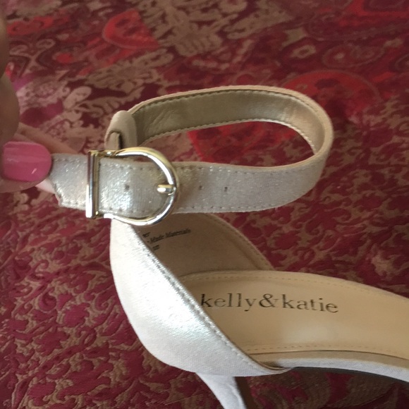 K & K, gold, 3 inch heels, 7.5M, gems on toes. - Picture 5 of 8